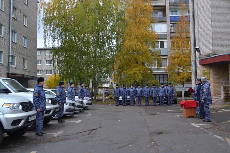 В отделе вневедомственной охраны Росгвардии по Новгородской области  сотрудникам вручили ключи от новых автомобилей 