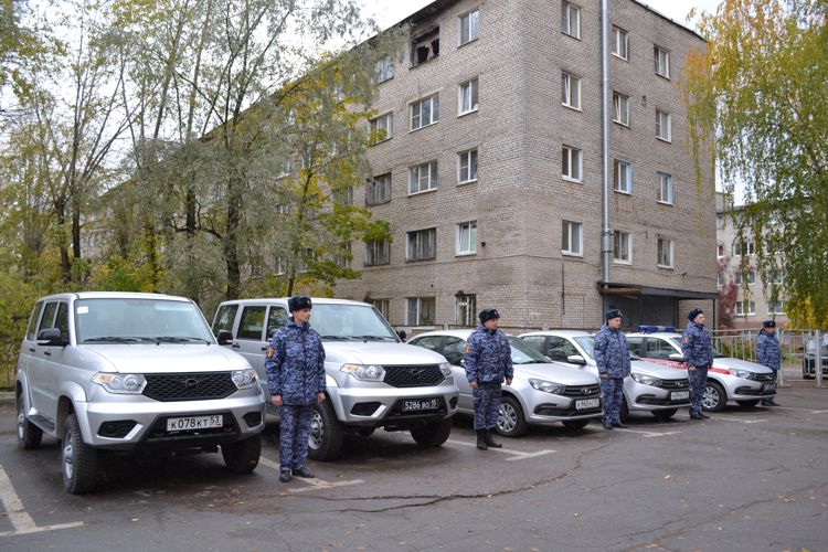 В отделе вневедомственной охраны Росгвардии по Новгородской области  сотрудникам вручили ключи от новых автомобилей 