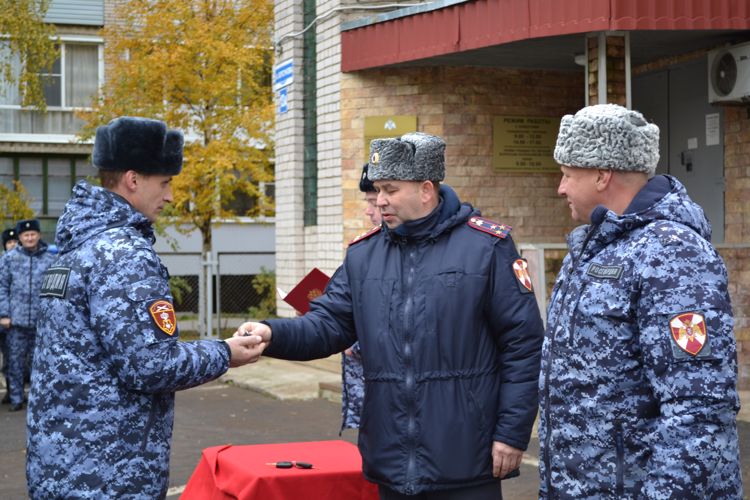 В отделе вневедомственной охраны Росгвардии по Новгородской области  сотрудникам вручили ключи от новых автомобилей 