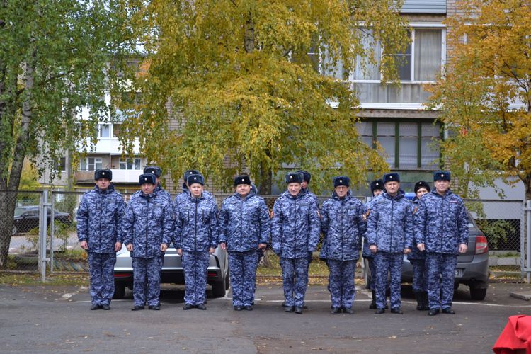 В отделе вневедомственной охраны Росгвардии по Новгородской области  сотрудникам вручили ключи от новых автомобилей 