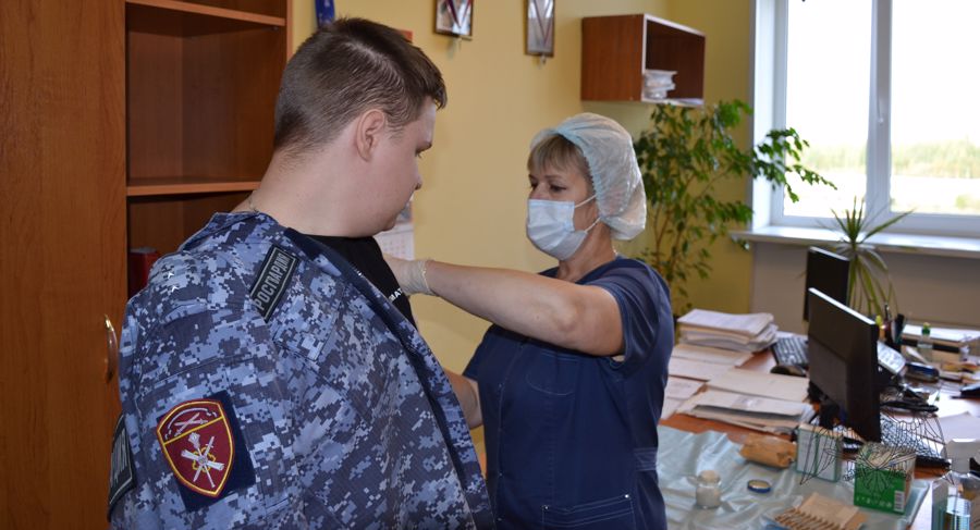 Новгородские росгвардейцы подключились к кампании по вакцинации от гриппа