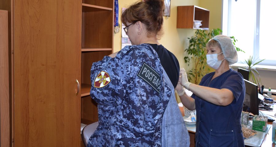 Новгородские росгвардейцы подключились к кампании по вакцинации от гриппа