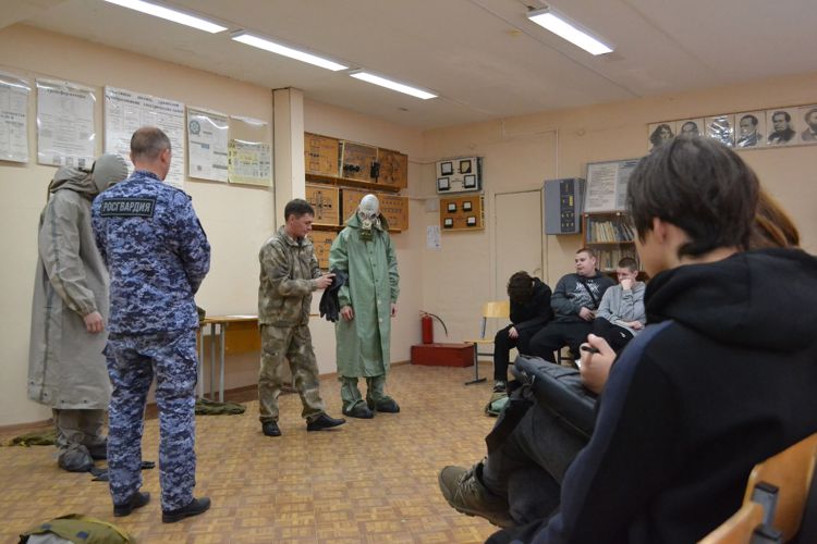 Новгородские   росгвардейцы провели  занятие  со  студентами    по РХБЗ  защите  
