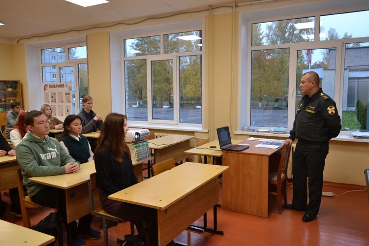 Новгородские росгвардейцы россказали  школьникам о преимуществах поступления в ведомственные ВУЗы
