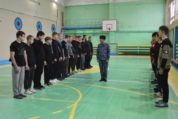 Новгородские росгвардейцы провели занятия для молодежи по строевой подготовке