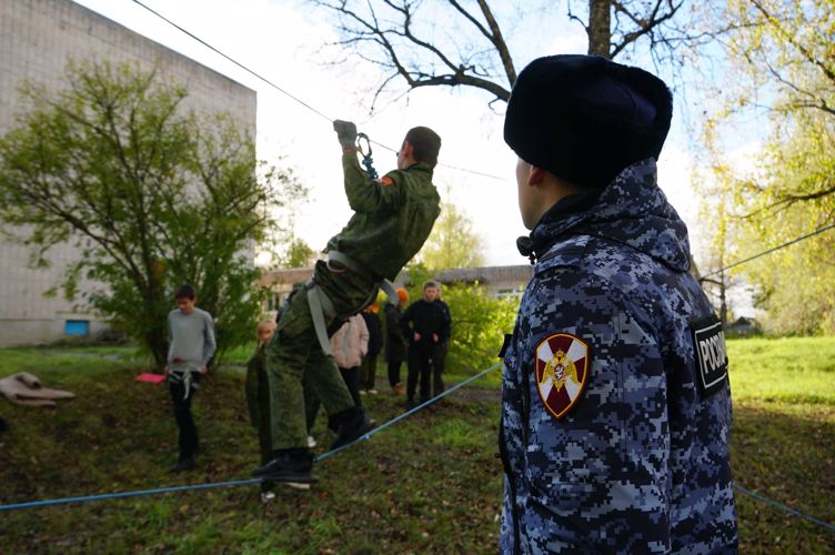 Новгородские росгвардейцы провели занятие для воспитанников подшефного класса