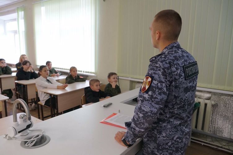 Новгородские росгвардейцы провели занятие для подшефного класса  по топографии