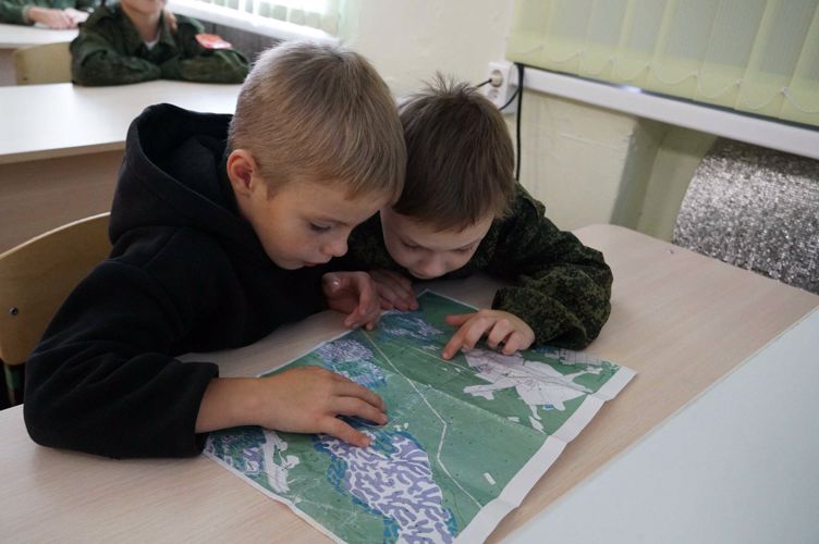 Новгородские росгвардейцы провели занятие для подшефного класса  по топографии
