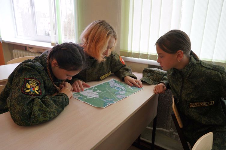 Новгородские росгвардейцы провели занятие для подшефного класса  по топографии