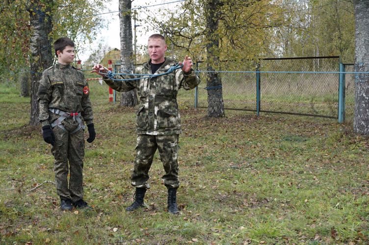 Новгородские росгвардейцы провели занятие для воспитанников подшефного класса