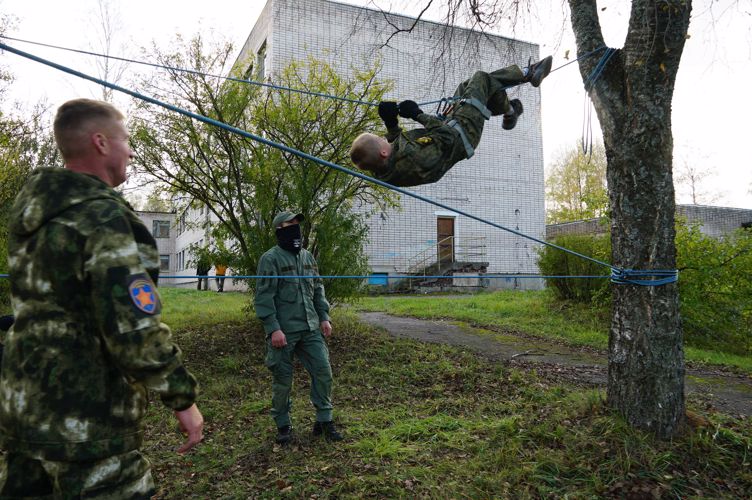 Новгородские росгвардейцы провели занятие для воспитанников подшефного класса