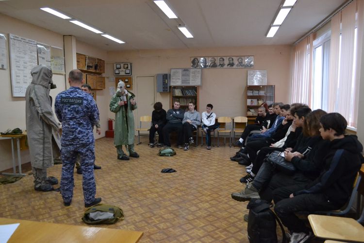 Новгородские   росгвардейцы провели  занятие  со  студентами    по РХБЗ  защите  