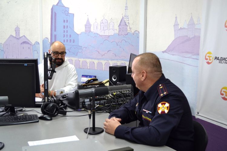 Начальник отдела вневедомственной охраны Росгвардии  по городу Великий Новгород ответил на вопросы в радиоэфире