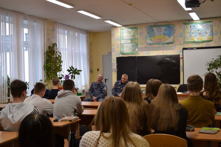 Новгородские росгвардейцы провели тематический урок для школьников