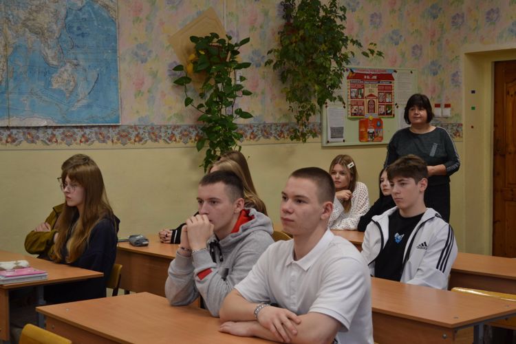 Новгородские росгвардейцы провели тематический урок для школьников