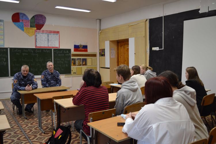 Новгородские росгвардейцы провели тематический урок для школьников