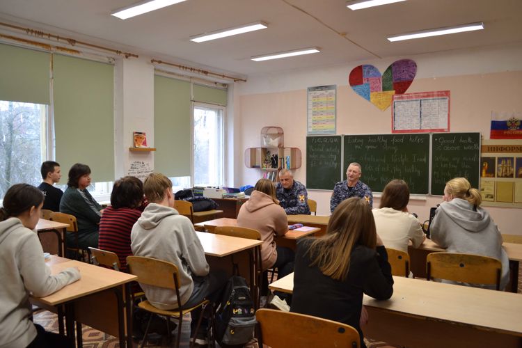Новгородские росгвардейцы провели тематический урок для школьников
