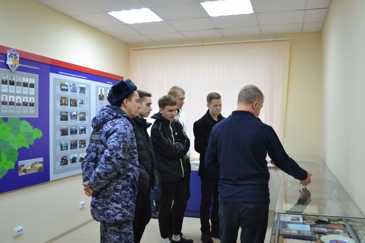 В Великом Новгороде  принятые на службу сотрудники посетили музей вневедомственной охраны