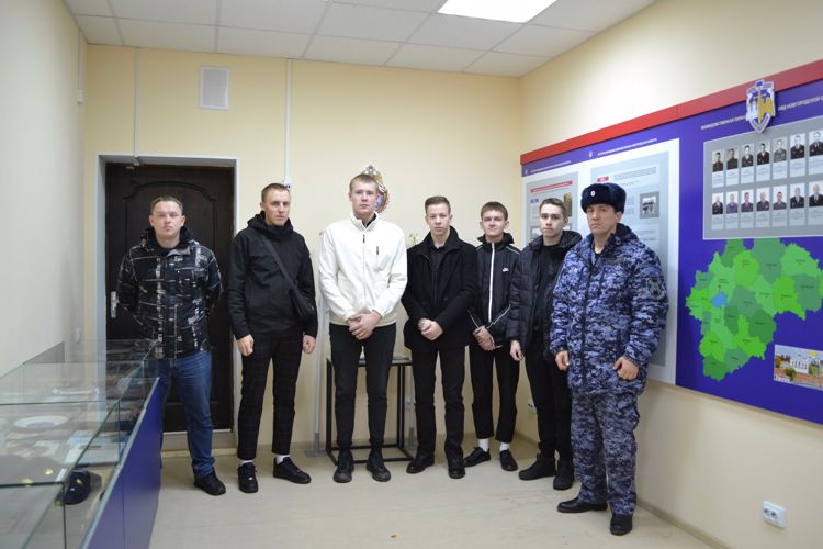 В Великом Новгороде  принятые на службу сотрудники посетили музей вневедомственной охраны