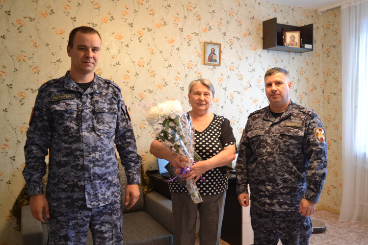 Новгородские росгвардейцы навестили мать сотрудника, погибшего при исполнении служебного долга
