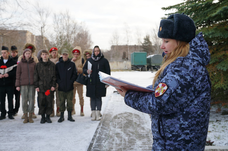 Лидеры  новгородских  патриотических объединений   посетили мемориал   погибшим воинам  в Управлении Росгвардии по Новгородской области 
