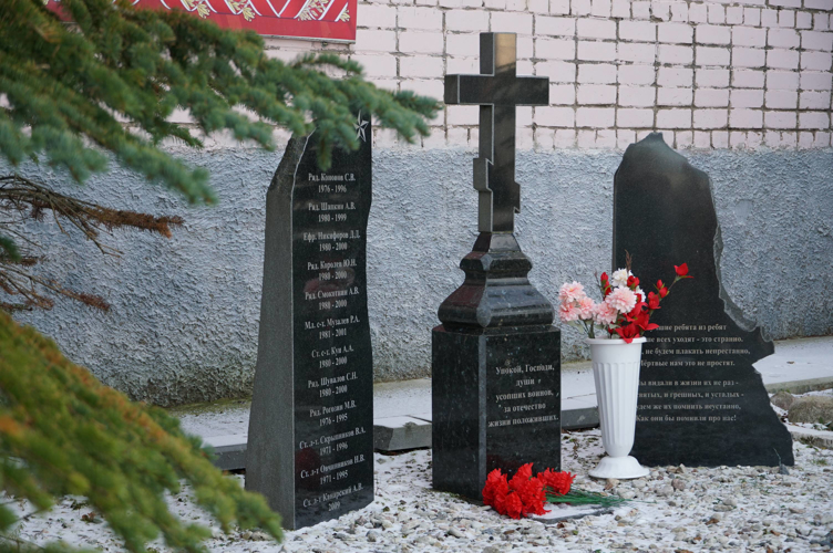 Лидеры  новгородских  патриотических объединений   посетили мемориал   погибшим воинам  в Управлении Росгвардии по Новгородской области 