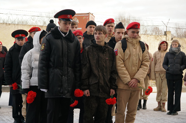 Лидеры  новгородских  патриотических объединений   посетили мемориал   погибшим воинам  в Управлении Росгвардии по Новгородской области 