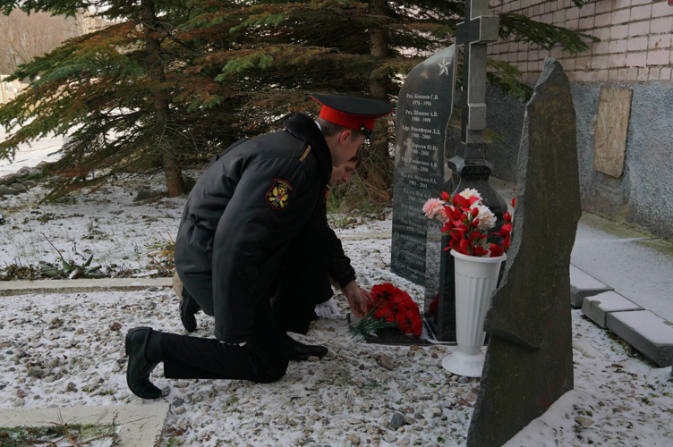 Лидеры  новгородских  патриотических объединений   посетили мемориал   погибшим воинам  в Управлении Росгвардии по Новгородской области 