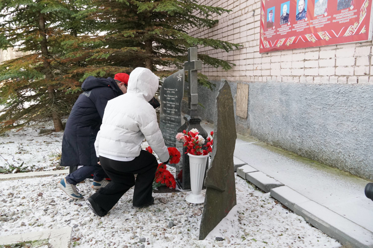 Лидеры  новгородских  патриотических объединений   посетили мемориал   погибшим воинам  в Управлении Росгвардии по Новгородской области 