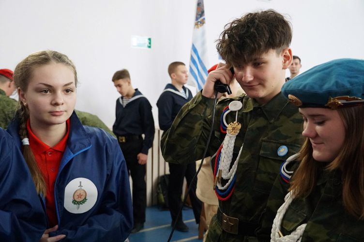 Новгородские росгвардейцы провели   для детей выставку средств связи и экипировки  