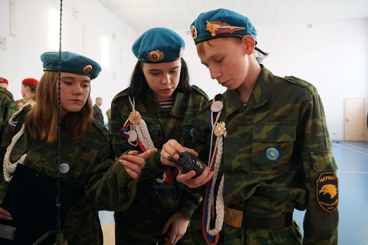 Новгородские росгвардейцы провели   для детей выставку средств связи и экипировки  