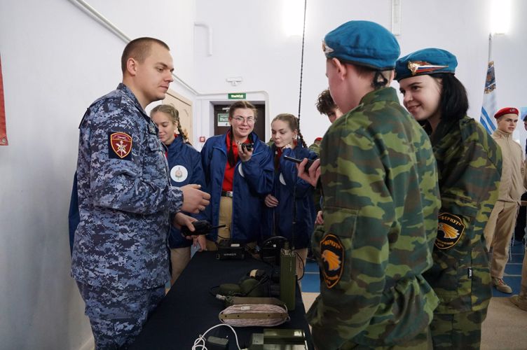 Новгородские росгвардейцы провели   для детей выставку средств связи и экипировки  