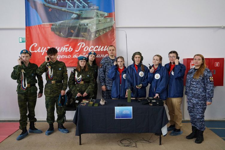 Новгородские росгвардейцы провели   для детей выставку средств связи и экипировки  