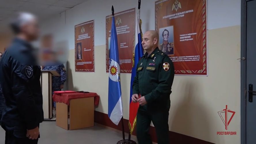 Телесюжет программы "Новости на Мсте" (ТК "Мста") от 14 ноября 2023 года о прибытии командующего СЗО ВНГ РФ в региональное управление Росгвардии.