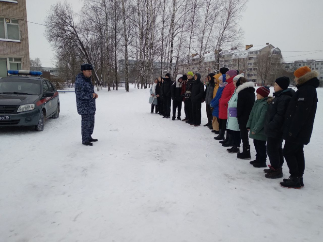  Росгвардейцы познакомили юных новгородцев  с патрульным автомобилем