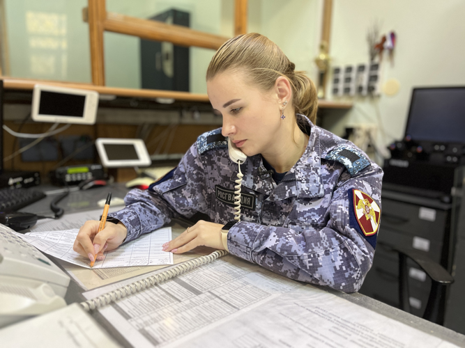 Новгородские росгвардейцы задержали гражданина, совершившего грабеж