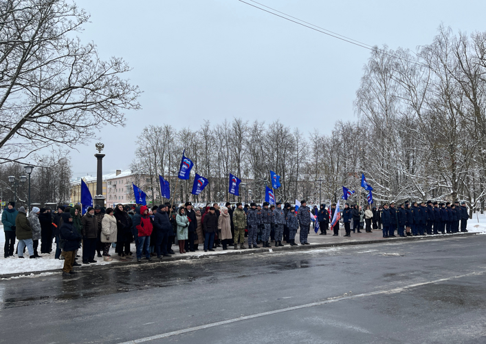 Новгородские росгвардейцы приняли участие в митинге, посвященном Дню Героев Отечества