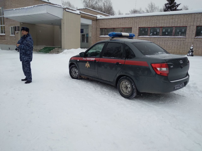  Росгвардейцы познакомили юных новгородцев  с патрульным автомобилем