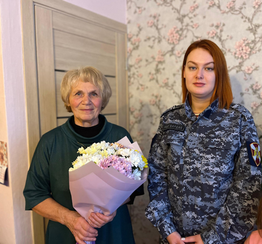 Новгородские росгвардейцы навестили маму погибшего сослуживца