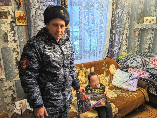В Новгородской области сотрудники вневедомственной охраны Росгвардии присоединились к Всероссийской акции «Ёлка желаний»