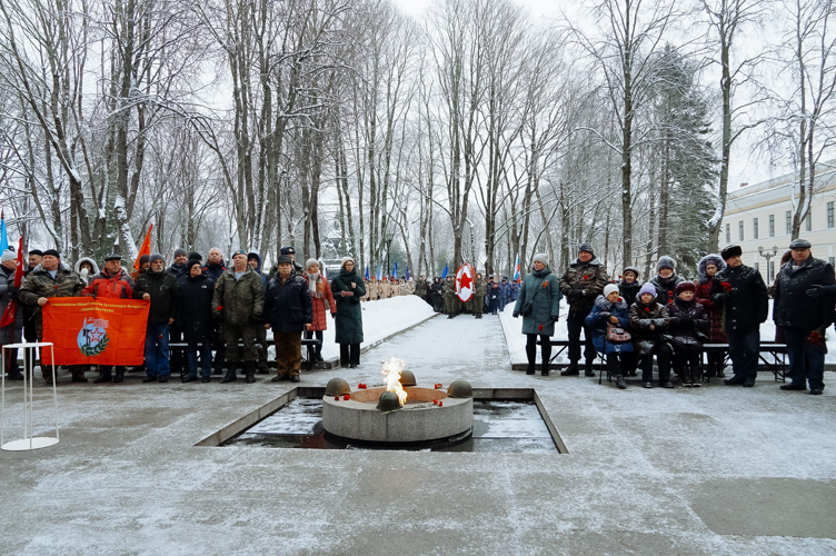 Новгородские росгвардейцы приняли участие в памятном митинге-реквием, посвященном Дню неизвестного солдата