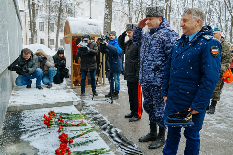 Новгородские росгвардейцы приняли участие в памятном митинге-реквием, посвященном Дню неизвестного солдата