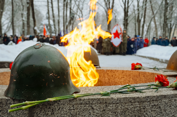 Новгородские росгвардейцы приняли участие в памятном митинге-реквием, посвященном Дню неизвестного солдата