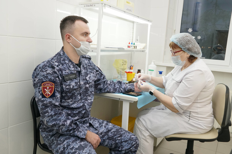 Новгородские росгвардейцы  сдали  более  6  литров донорской крови