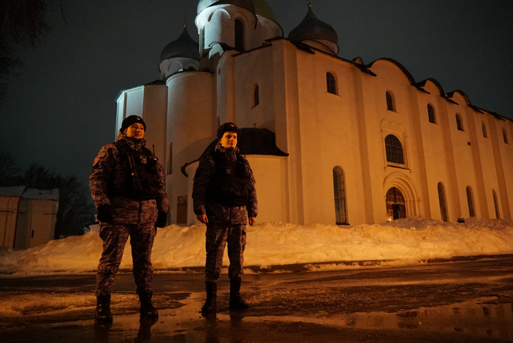 В городе Боровичи сотрудники Росгвардии задержали мужчину, находившегося в федеральном розыске