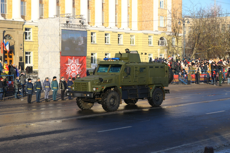 Боевая техника и новгородские росгвардейцы приняли участие в торжественном прохождении в ознаменование 80-той годовщины освобождения Новгорода от немецко-фашистских захватчиков