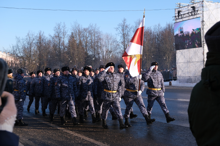 Боевая техника и новгородские росгвардейцы приняли участие в торжественном прохождении в ознаменование 80-той годовщины освобождения Новгорода от немецко-фашистских захватчиков