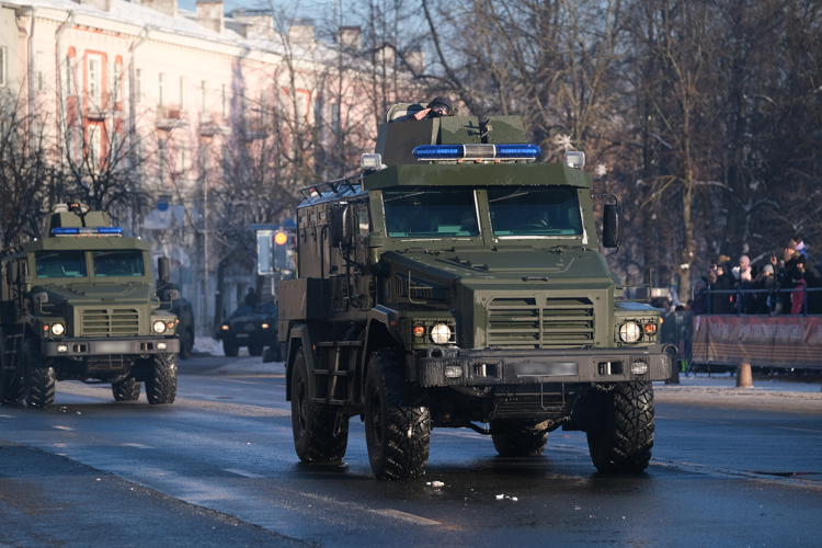 Боевая техника и новгородские росгвардейцы приняли участие в торжественном прохождении в ознаменование 80-той годовщины освобождения Новгорода от немецко-фашистских захватчиков