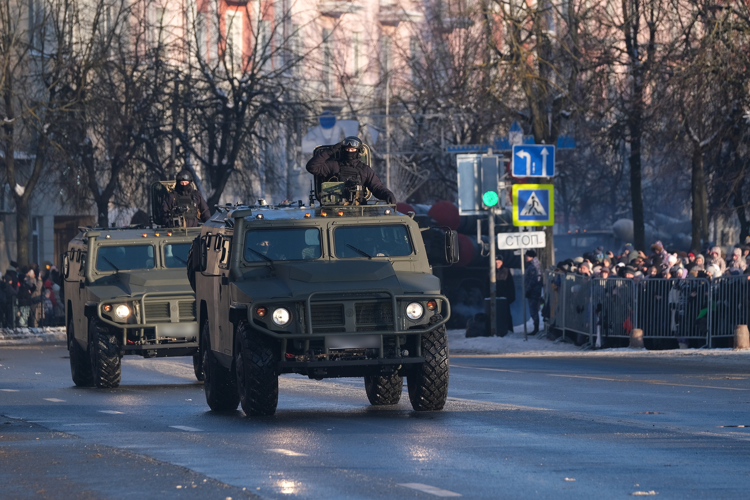 Боевая техника и новгородские росгвардейцы приняли участие в торжественном прохождении в ознаменование 80-той годовщины освобождения Новгорода от немецко-фашистских захватчиков