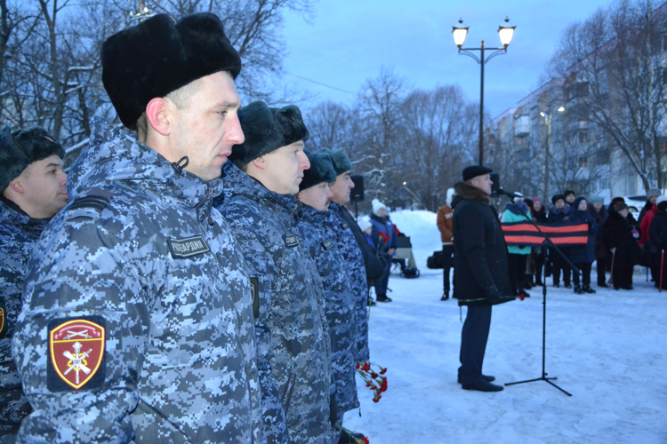 Росгвардейцы возложили цветы к мемориалу воинам, погибшим в годы Великой Отечественной войны